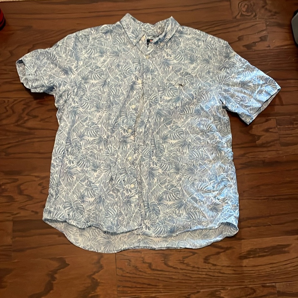 Men’s vineyard vines XL short sleeve button down shirt, light blue